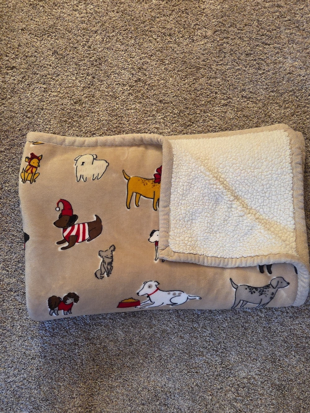 Cuddl Duds Cozy Beige Sherpa Throw Blanket with Dog Print